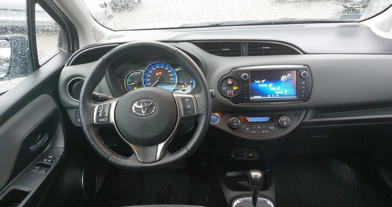 Toyota Yaris cena 55900 przebieg: 33820, rok produkcji 2014 z Czeladź małe 277